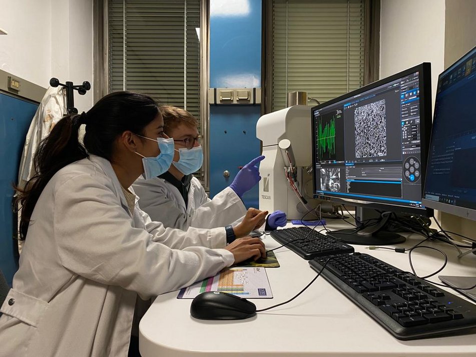 Yohan (ESR 14) working at the electron microscope together with Kirti (ESR 7) during his secondment at the University of Turin (Italy).