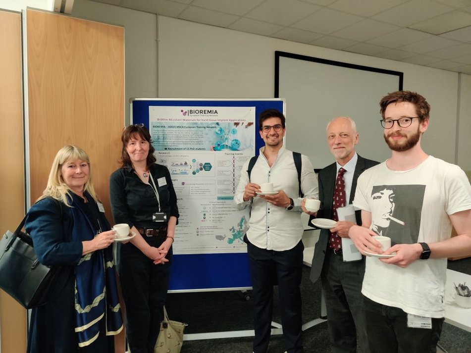 Miguel (ESR 5) and Tim (ESR 6) representing BIOREMIA at the Armourers and Brasiers’ Cambridge Forum on 21 June 2022 (University of Cambridge, UK). Here together with their supervisors.