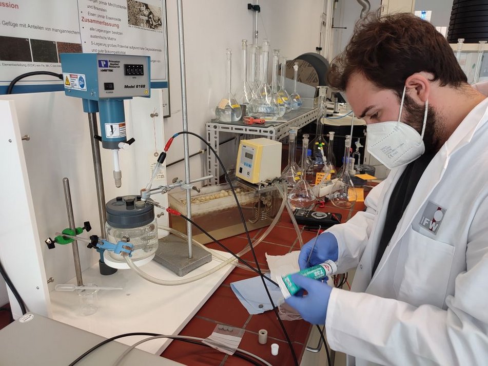 Sebastião (ESR 15) working at IFW Dresden (Germany) during his first secondment from Sept.-Nov. 2021.