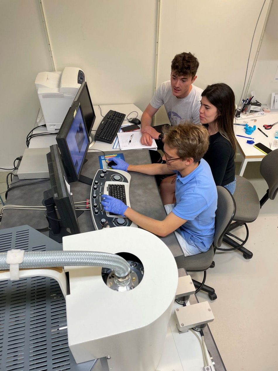 Yohan (ESR 14), together with Paula (ESR 12) and Adam (ESR 11) in the labs of the University of Gothenburg: scanning electron microscopy observation of S. aureus biofilm on titanium alloys. July 2022.