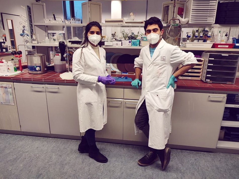 Kirti (ESR 7) and Ludovico (ESR 2) in the laboratories of IFW Dresden.