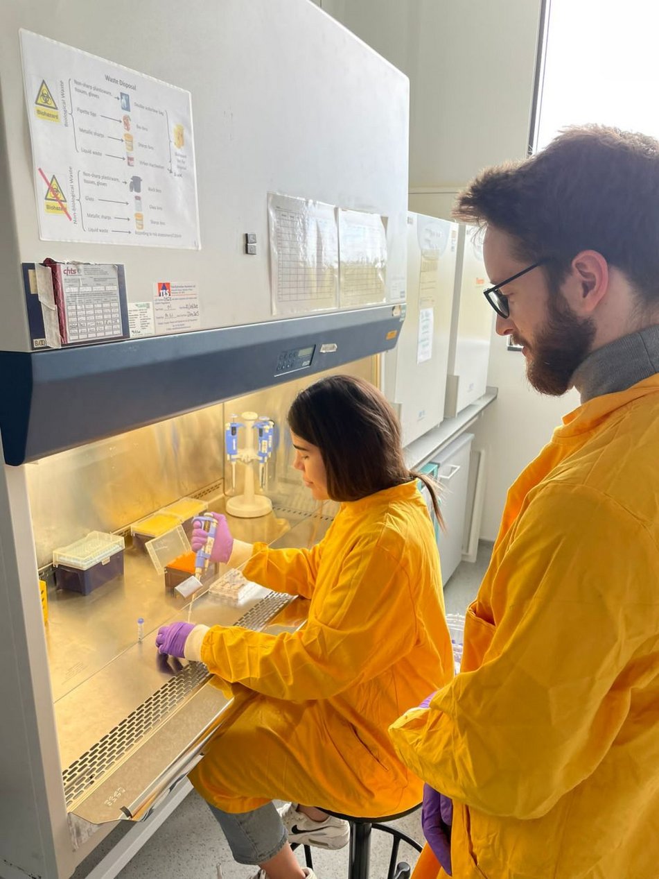 Paula (ESR 12) and Tim (ESR 6) in the laboratories of the University of Cambridge (UK) during her first secondment. October 2022