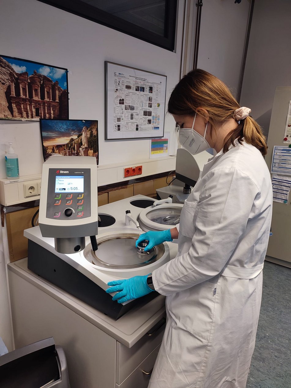 Aleksandra (ESR 3) her first secondment at IFW Dresden (Germany). In the picture she is preparing test samples in the metallography lab for future corrosion studies.