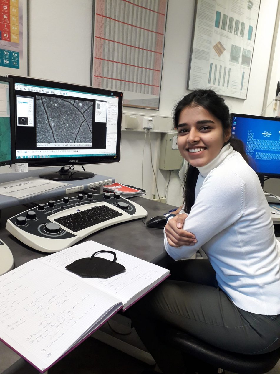 Kirti (ESR 7) working at the electron microscope during her secondment at IFW Dresden (Germany).