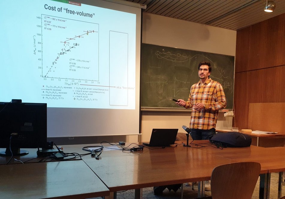 Miguel (ESR 5) during his secondment at Montanuniversität Leoben (Austria). In this photo presenting on his current research activities on metallic glasses. January 2023.