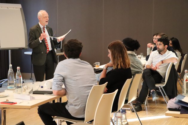 Fellows listening to the moderator during round table session at the Workshop Science Communication & Presentation Skills in Dresden